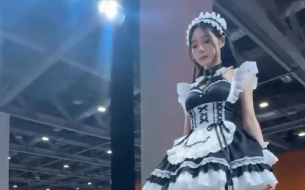 Nữ coser trong trang phục hầu gái xuất hiện tại một sự kiện đông người