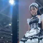 Nữ coser trong trang phục hầu gái xuất hiện tại một sự kiện đông người