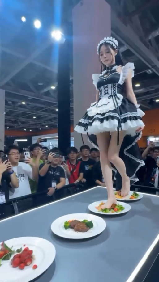 Đám đông khán giả tập trung quanh khu vực nữ coser xuất hiện