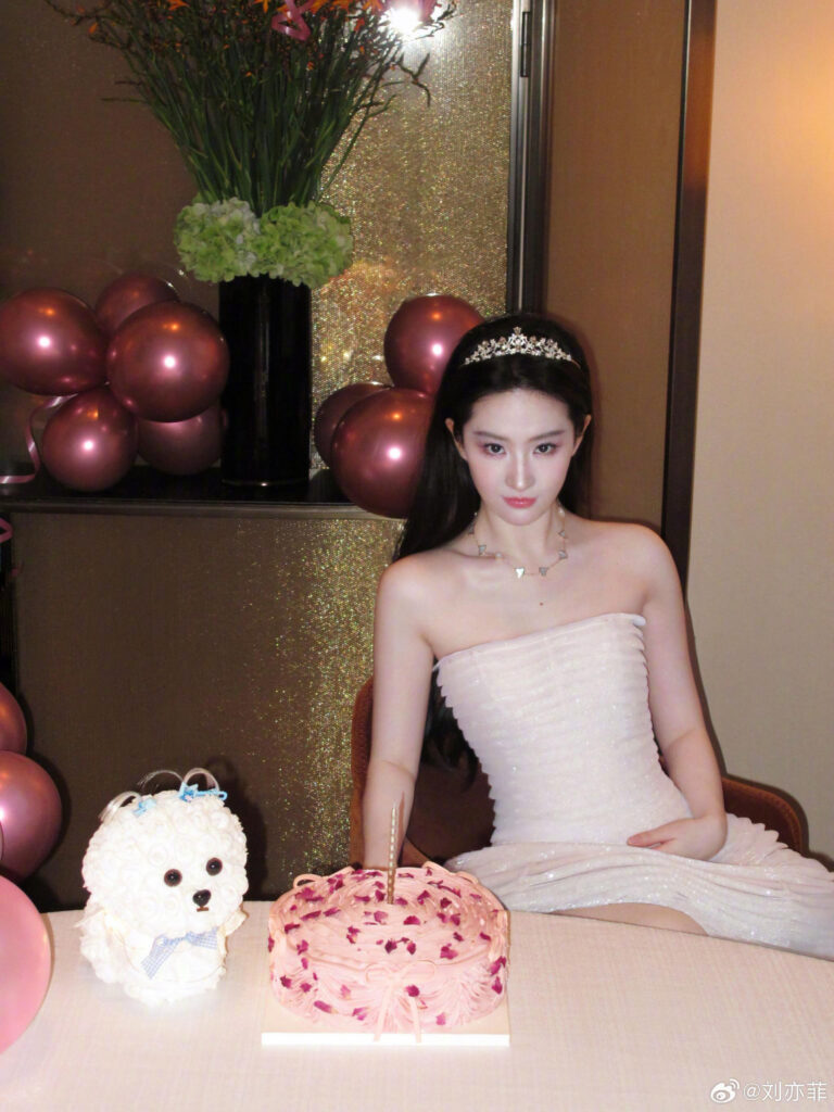 Chi tiết hạt đính kết tạo hiệu ứng chuyển động trên mẫu váy