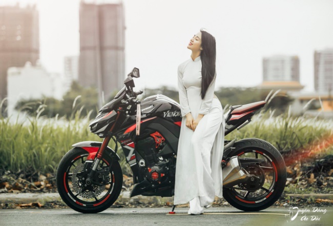 Dumy Ngô tạo dáng trong bikini màu hồng giữa không gian mùa hè