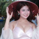 Hot girl tạo dáng trên chiếc thuyền nhỏ giữa không gian sông nước miền Tây