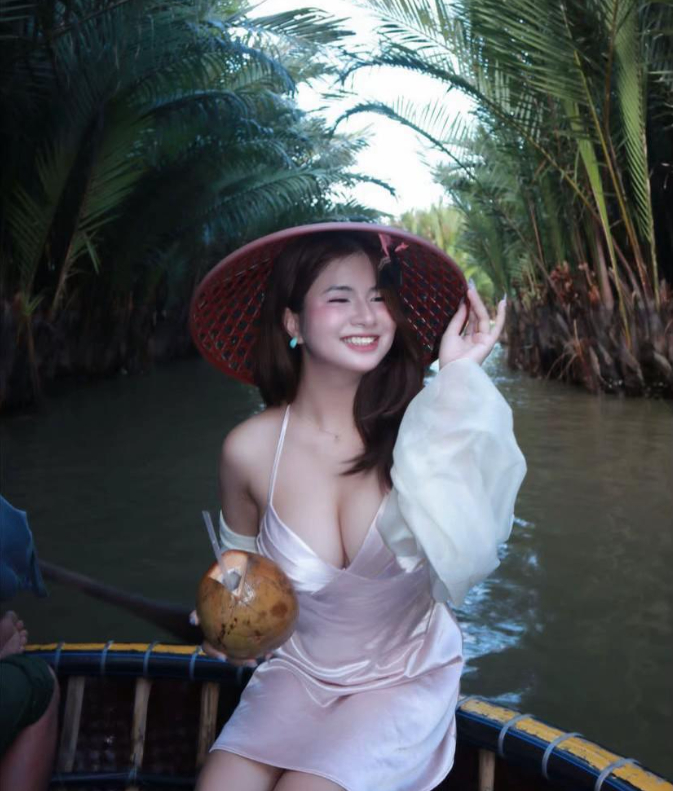 Cô gái đội nón rộng vành, tạo dáng giữa thiên nhiên miền Tây