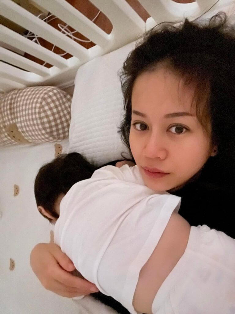 An Nguy trong hình ảnh gia đình sau khi trở thành mẹ
