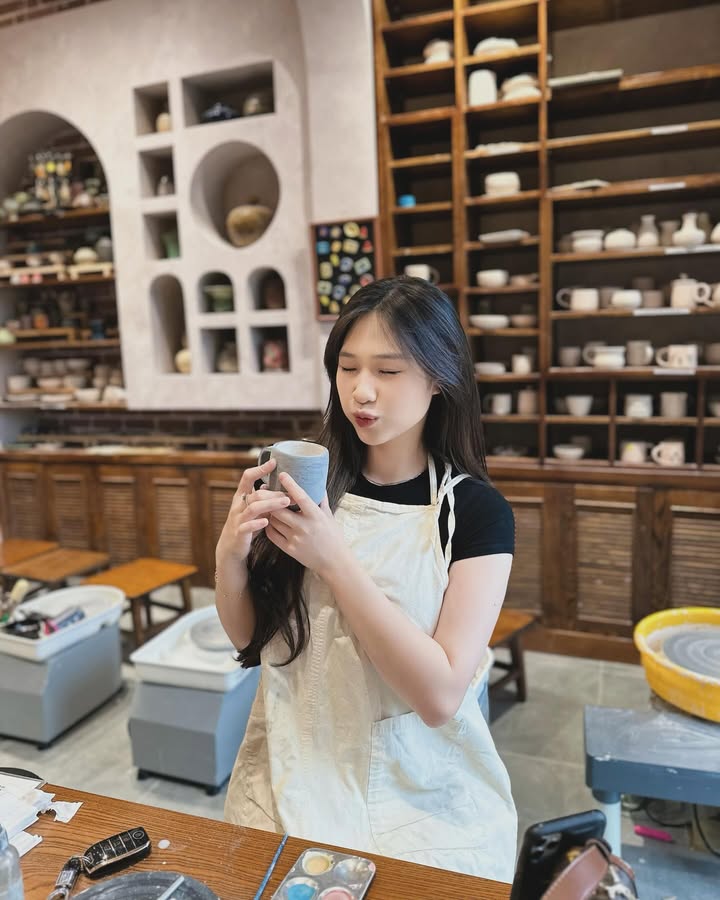 Tú Vũ đứng trên mỏm đá tự nhiên nhìn ra biển