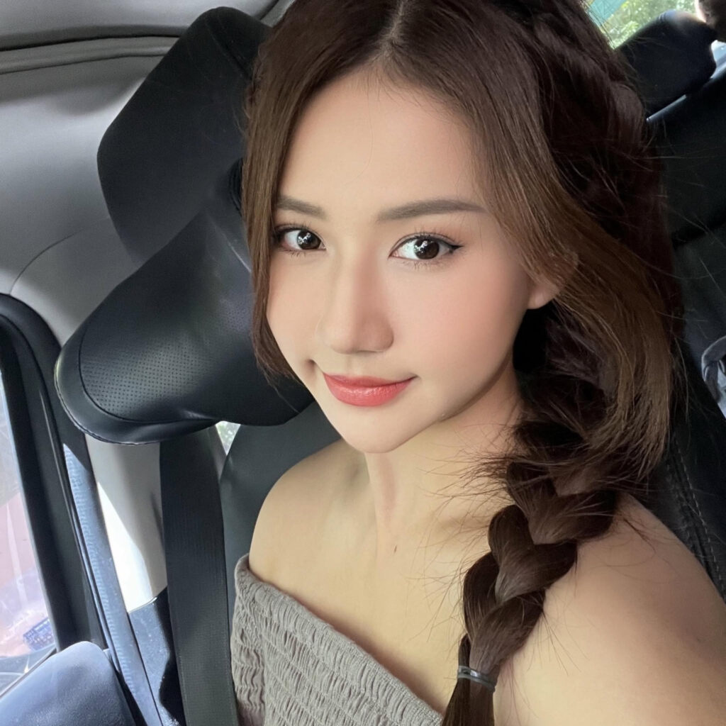 Như Lê khoe phong cách thời trang tối giản cùng vóc dáng săn chắc