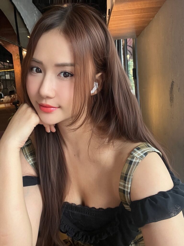 Gương mặt Như Lê với làn da ngăm và nụ cười rạng rỡ