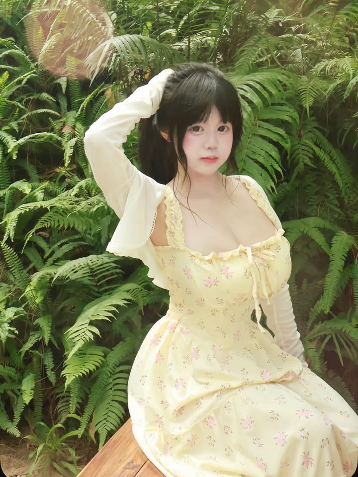 Minh Phương sử dụng máy đánh trứng trong quá trình làm bánh