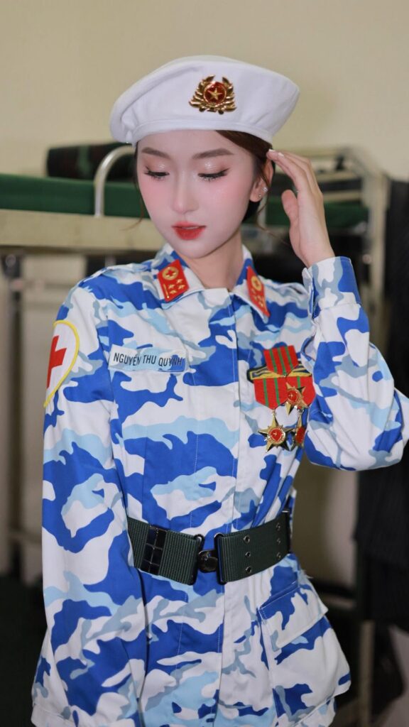 Thu Quỳnh xuất hiện trong trang phục áo dài duyên dáng