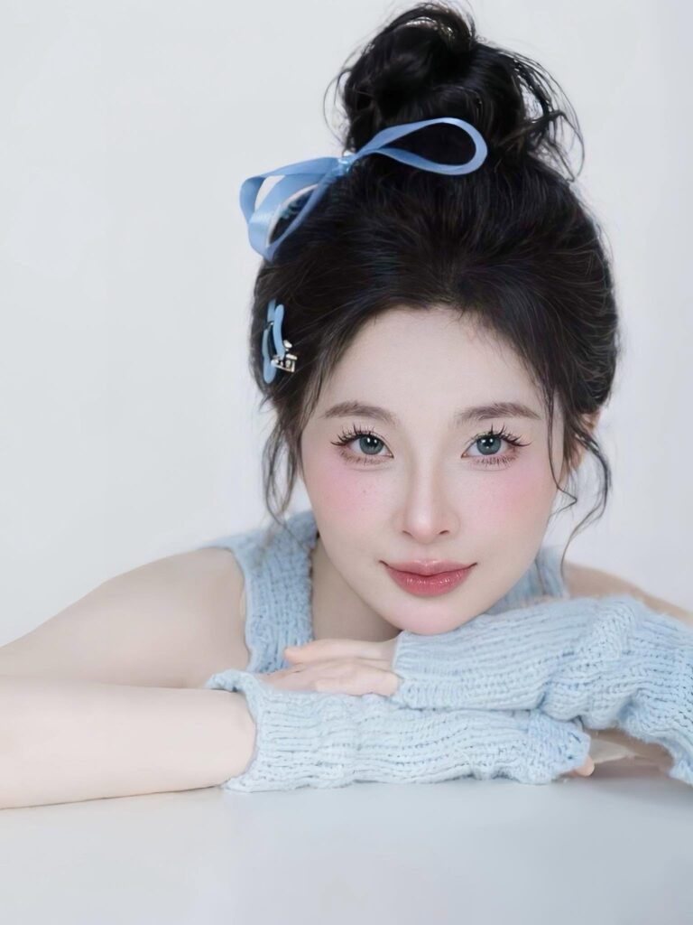 Mèo 2k4 ngồi trước máy tính trong không gian chơi game
