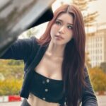 Nữ tài xế công nghệ trẻ chuẩn bị cho chuyến xe vào ban đêm