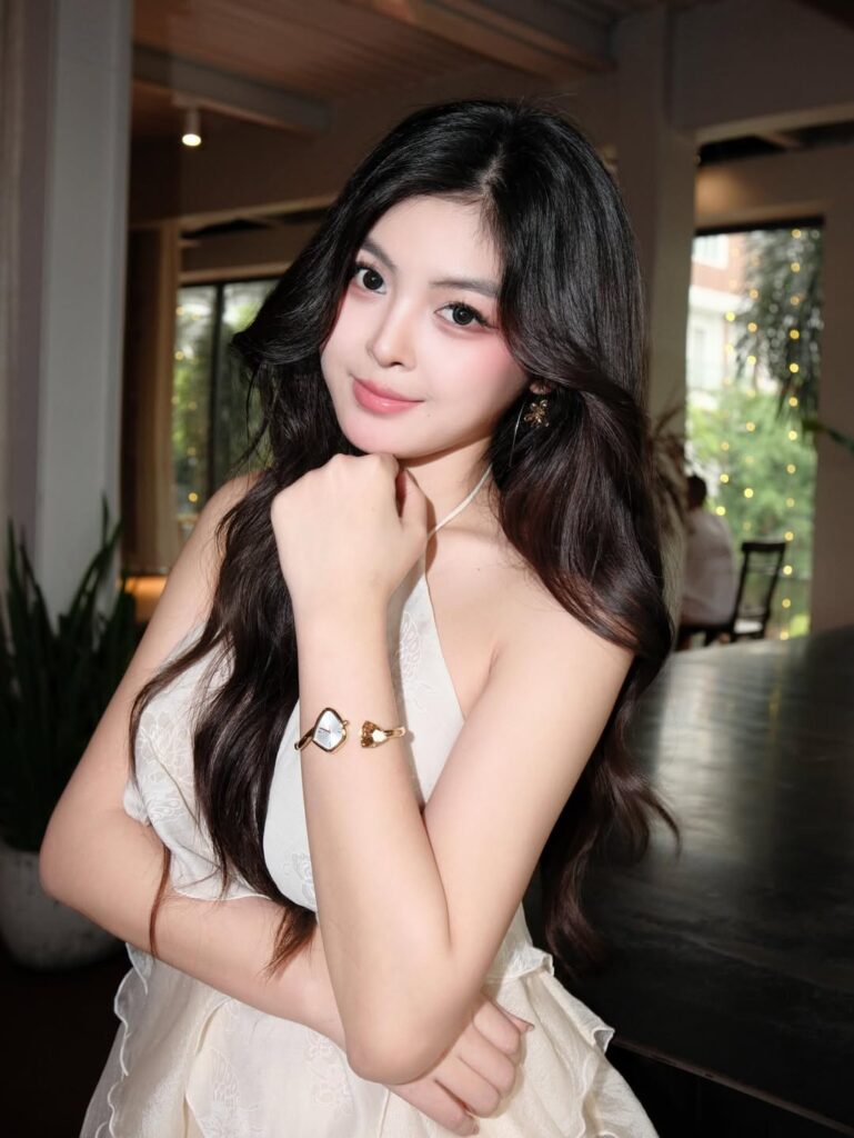 Mái tóc Du Mi bay trong gió khi cưỡi ngựa