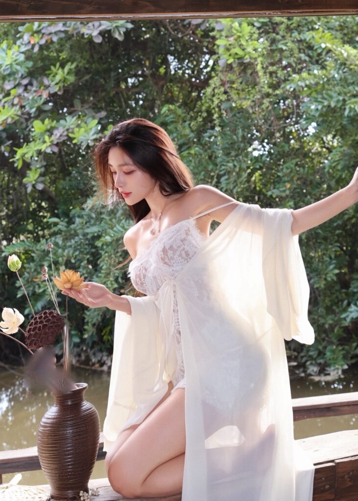 Khánh Linh nằm trên mặt nước để thực hiện một khung hình