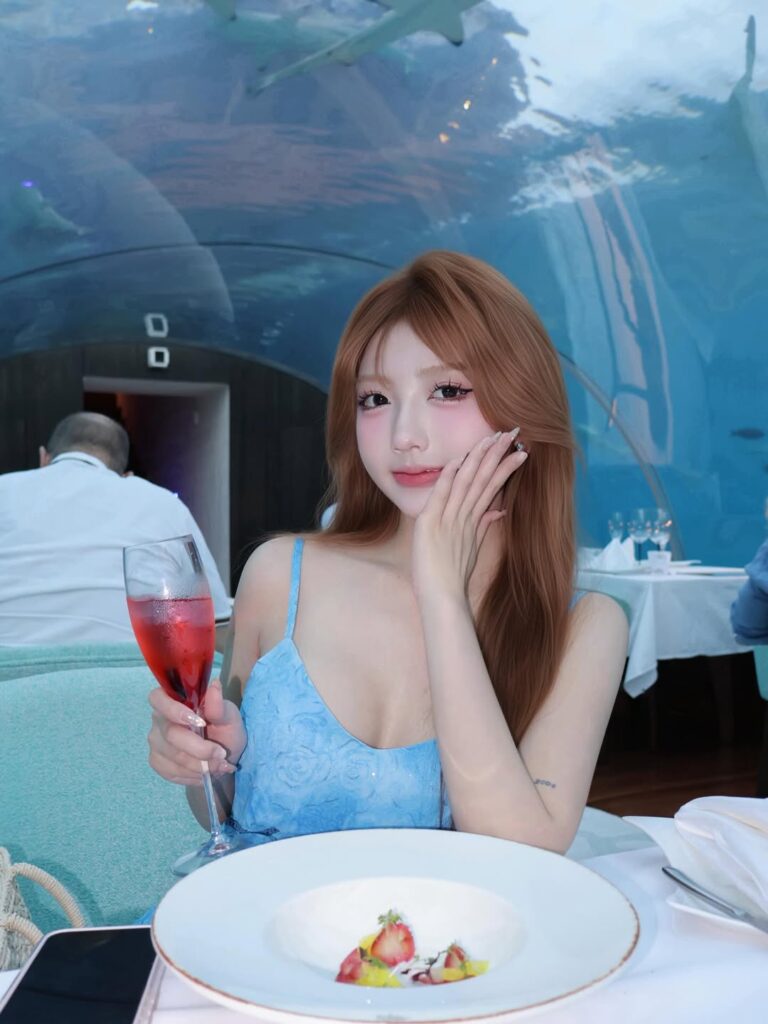 Hoàng Ngọc Linh tạo dáng giữa khung cảnh biển