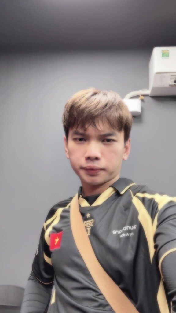 Streamer Cá trong một buổi phát sóng trực tiếp