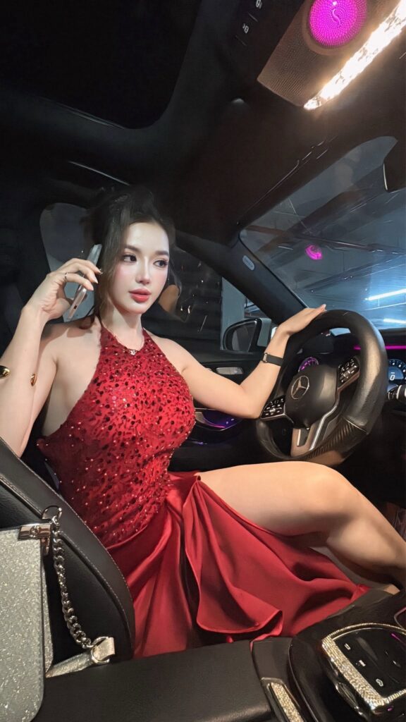 Dumy Ngô khoe phong cách nữ tính với trang phục màu vàng