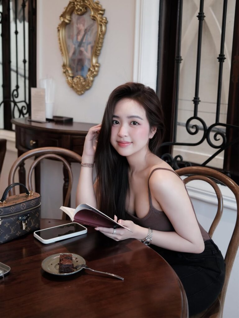 Lê Phương Anh nhìn nghiêng dưới ánh đèn ấm của nhà hàng