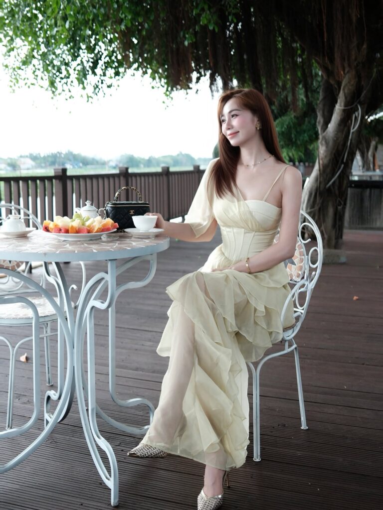 Nữ TikToker đội nón tạo dáng giữa khung cảnh mùa hè