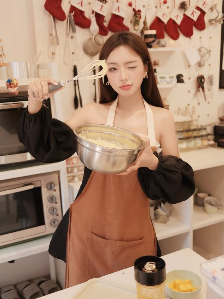 Phương Anh Bùi Nguyễn tạo dáng với trang phục mùa hè bên biển