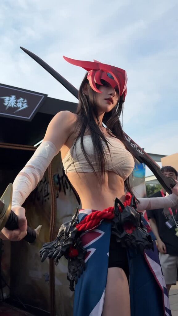 Nữ coser tạo dáng với đôi chân dài trong trang phục ngắn