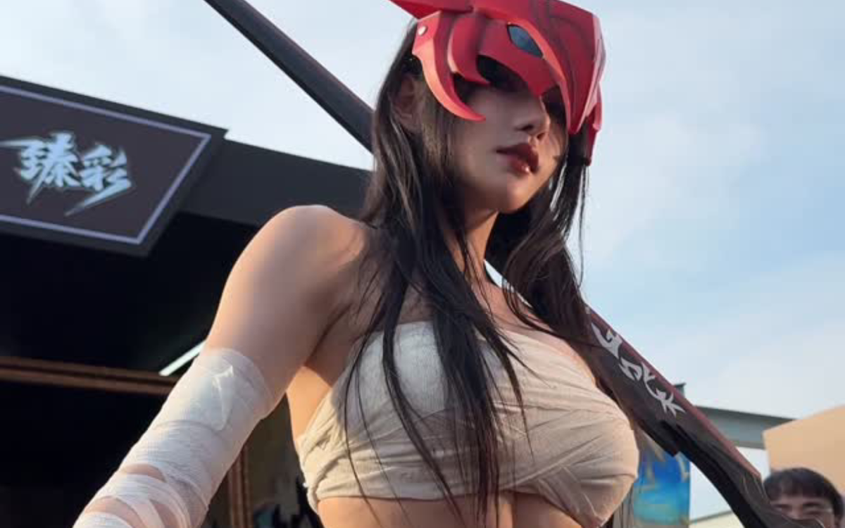 Nữ coser Trung Quốc eighteen18mo tạo dáng trong bộ trang phục cosplay