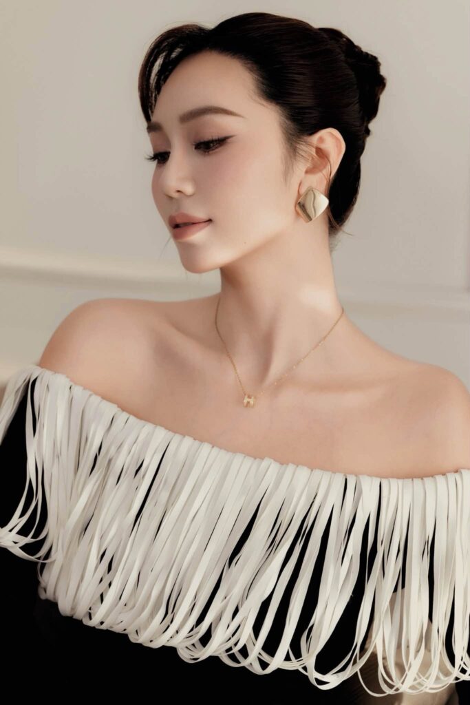 Toàn cảnh bộ ảnh Chrissy Hoang bên hồ bơi và hàng dừa