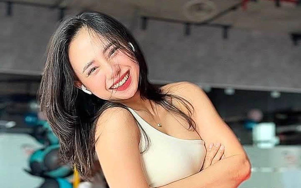 Võ Thảo trong ảnh đời thường năm 2017 ngồi cạnh chú chó cưng