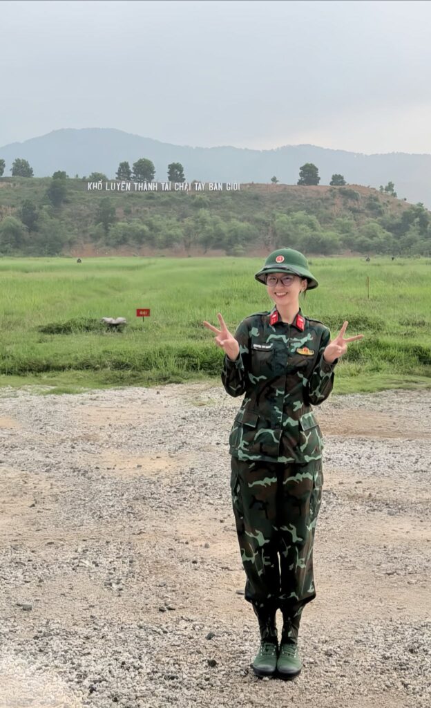 Thu Quỳnh tạo dáng trong trang phục năng động