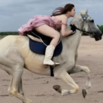 Du Mi cưỡi một chú ngựa trắng trên bãi đất rộng