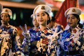 Mái tóc ngắn ngang vai và họa tiết mạng nhện trên khuôn mặt