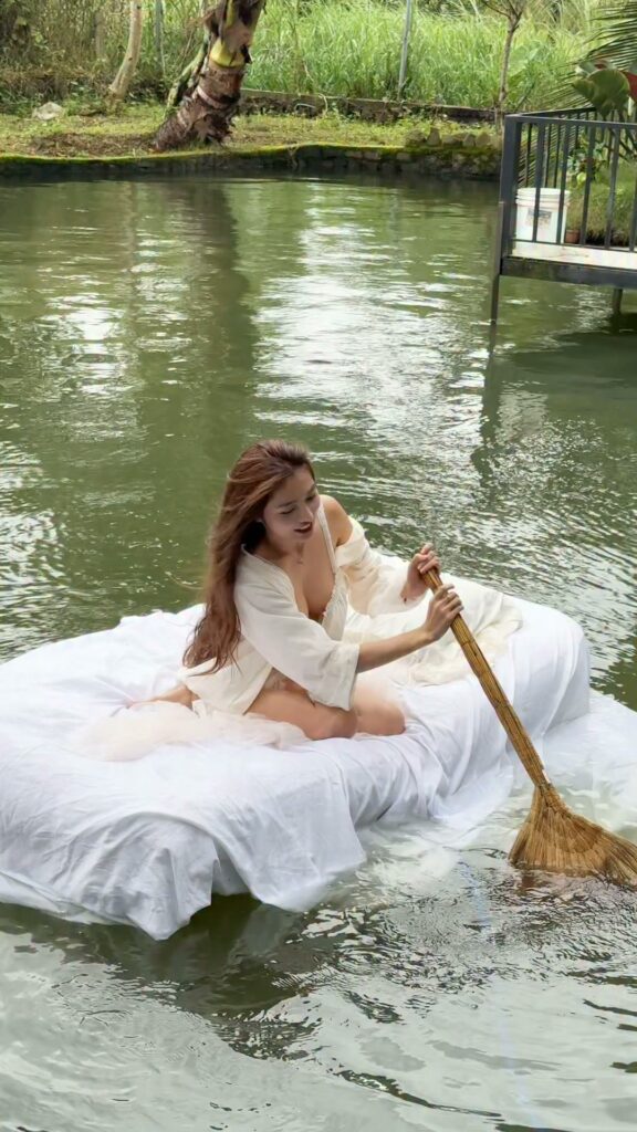 Khoảnh khắc hậu trường được chia sẻ trên mạng xã hội
