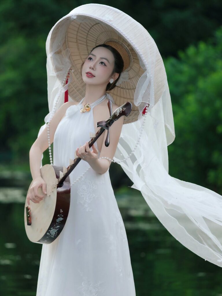 Chrissy Hoang khoe vóc dáng cân đối trong bộ đồ bơi