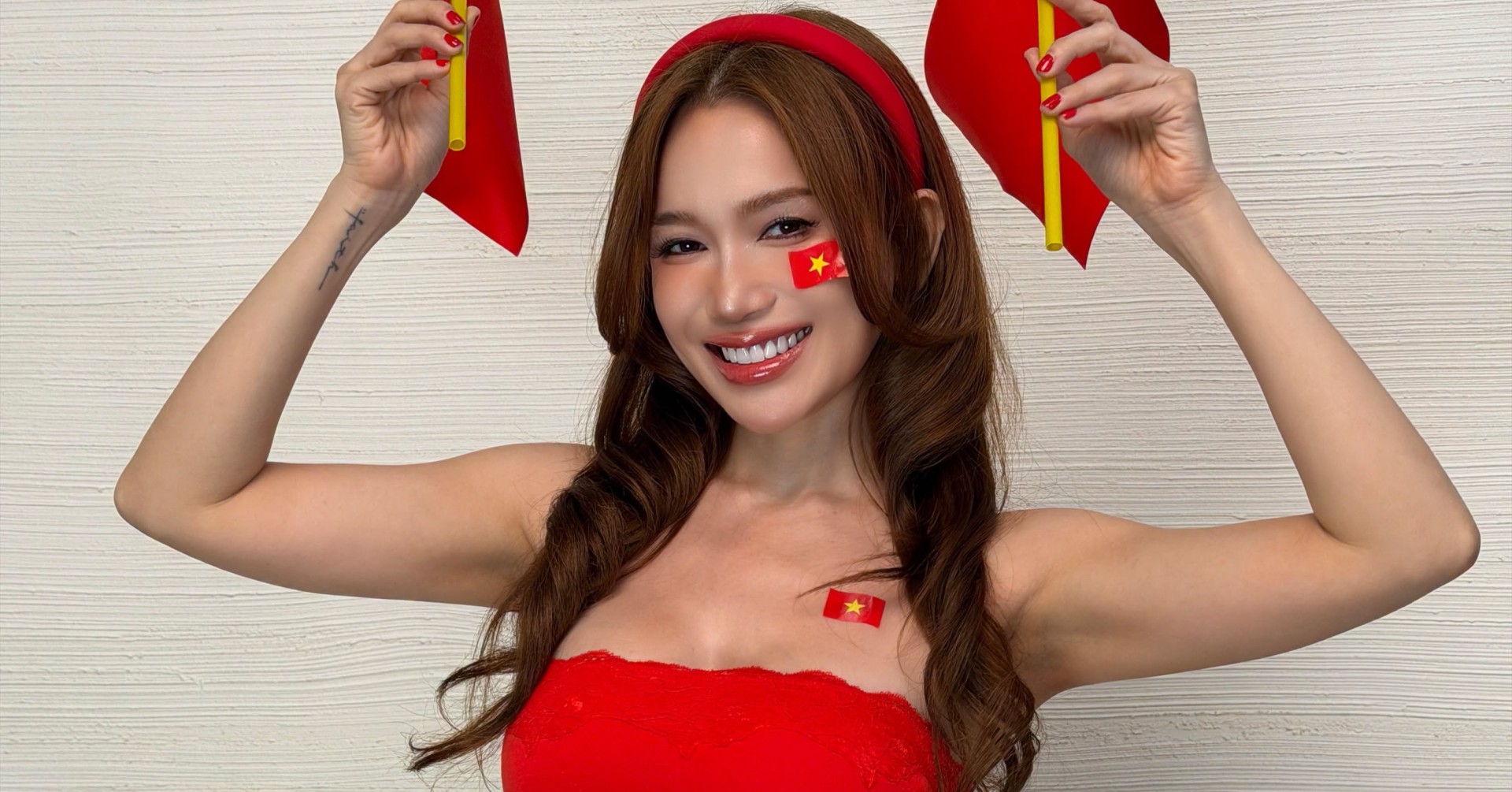 Sĩ Thanh diện trang phục đỏ tạo dáng trong bộ ảnh mừng chiến thắng