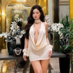 Lệ Đặng tạo dáng trong chiếc váy trắng tại không gian sang trọng
