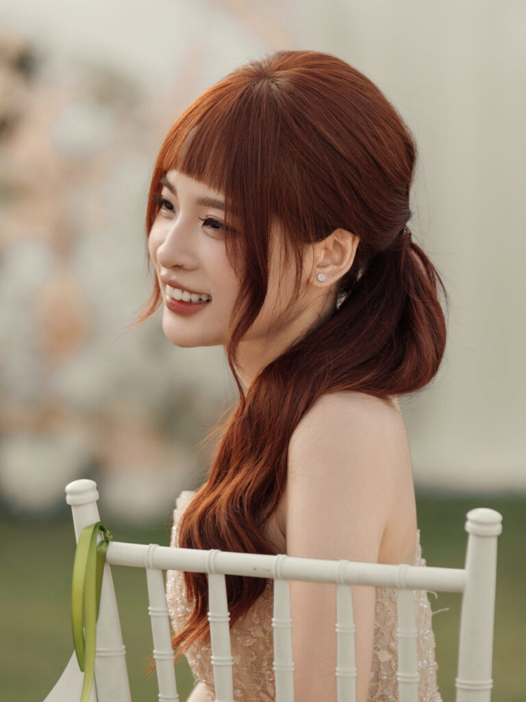Ngọc Kem mỉm cười giao lưu cùng khách mời tại lễ cưới