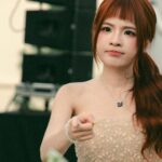 Ngọc Kem rạng rỡ xuất hiện tại lễ cưới của người bạn thân