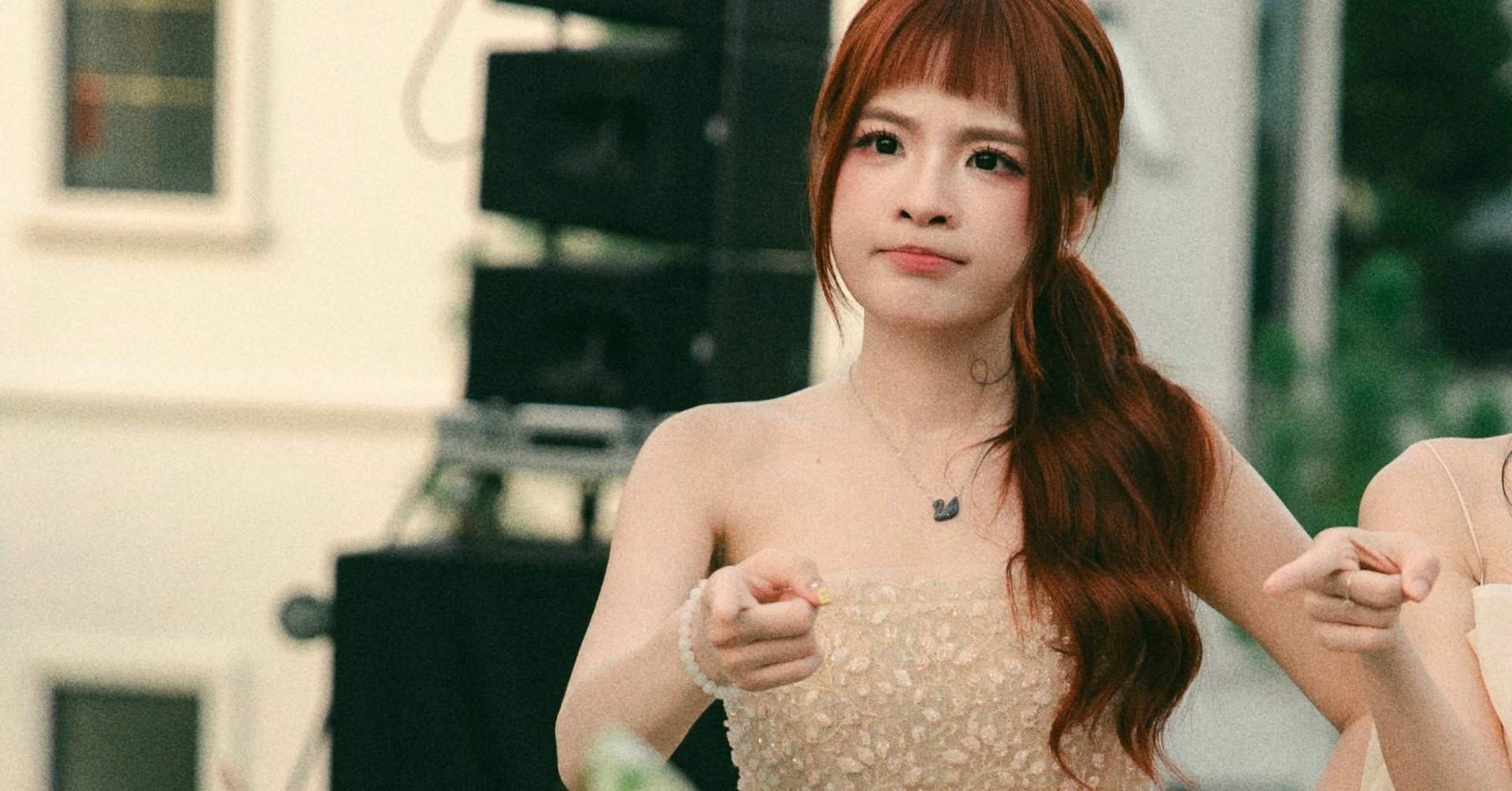 Ngọc Kem rạng rỡ xuất hiện tại lễ cưới của người bạn thân