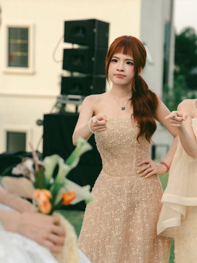 Ngọc Kem lưu lại kỷ niệm bên cô dâu trong ngày cưới