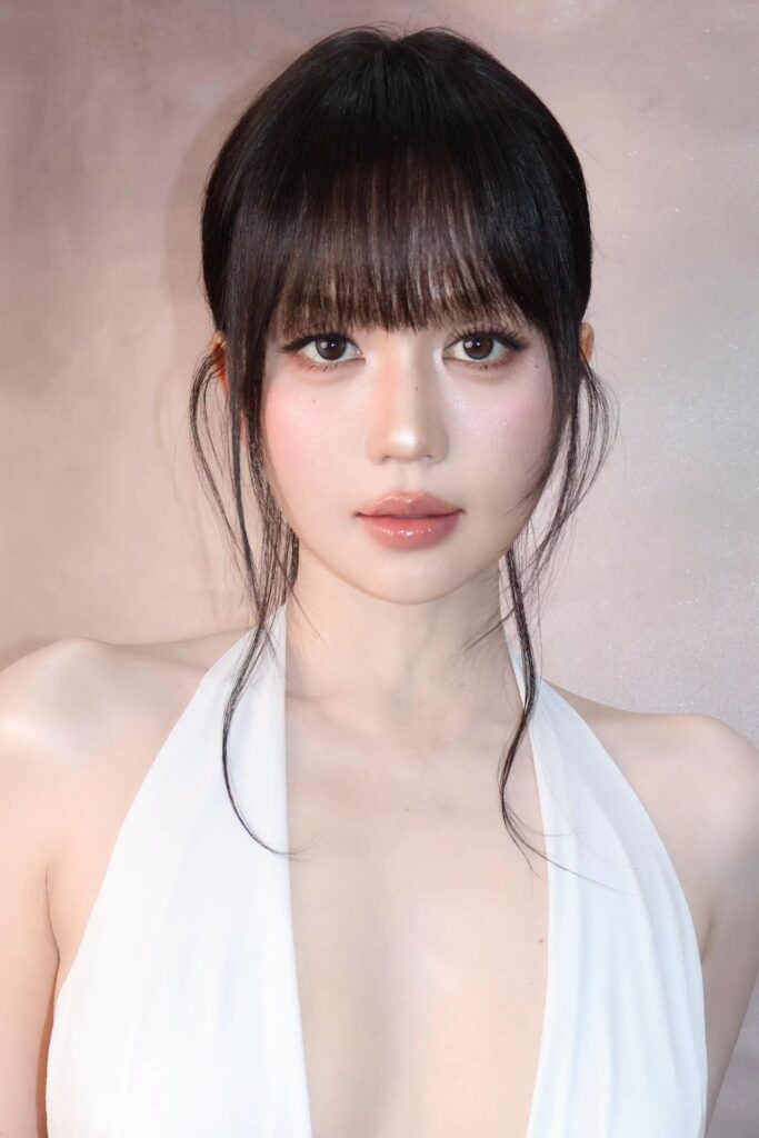 Ngọc Trinh trang điểm tự nhiên trước ống kính