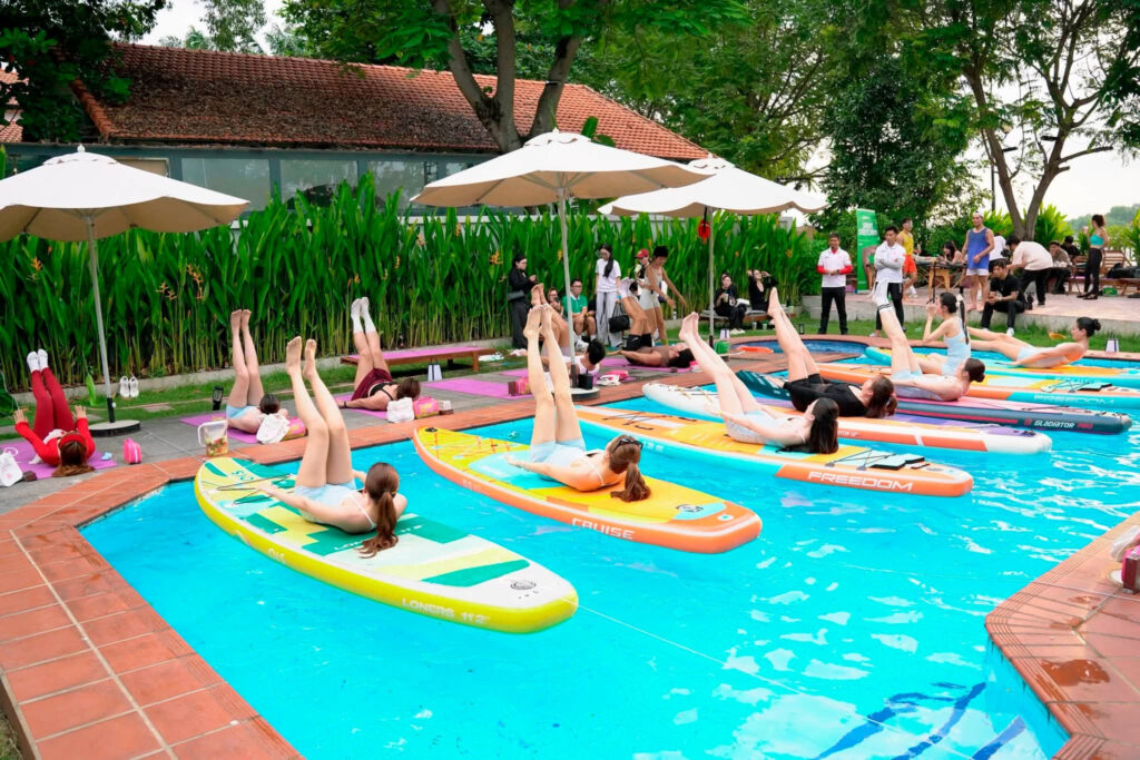 Diễm Trang nổi bật với thần thái rạng rỡ bên mặt nước