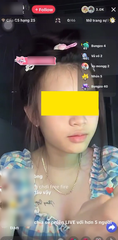 Người dẫn livestream thực hiện thử thách trước camera