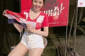 Màn hình TikTok hiển thị bài đăng kèm thông tin liên hệ của tài khoản