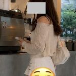 Cô gái tạo dáng tại khu vực quầy gọi đồ của một quán cà phê