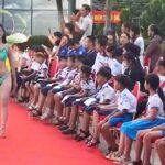 Học sinh mặc đồng phục ngồi ở hàng ghế đầu trong một sự kiện tại Lý Sơn