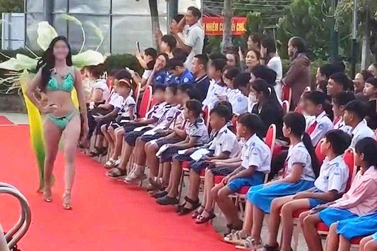 Học sinh mặc đồng phục ngồi ở hàng ghế đầu trong một sự kiện tại Lý Sơn