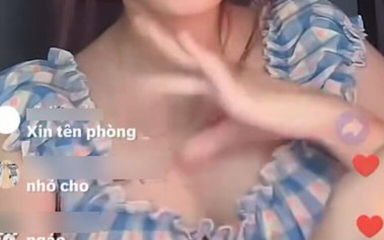 Nữ TikToker xuất hiện trong một phiên livestream tương tác