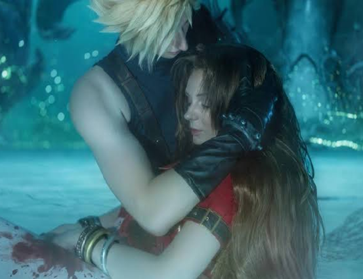 Cosplayer hóa thân thành Cloud Strife trong bối cảnh u buồn