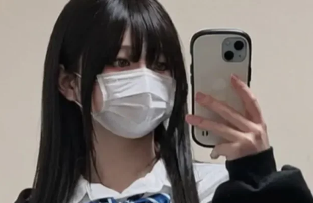 Aruha chụp selfie trong trang phục nữ sinh Nhật Bản