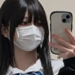 Aruha chụp selfie trong trang phục nữ sinh Nhật Bản