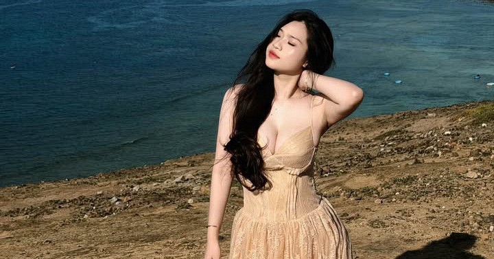 Tú Vũ tạo dáng bên bờ biển trong khung cảnh nhiều nắng